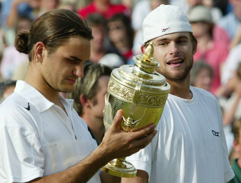 Roger legge i nomi dei precedenti vincitori di Wimbledon sotto lo sguardo divertito di Andy Roddick (Ap)